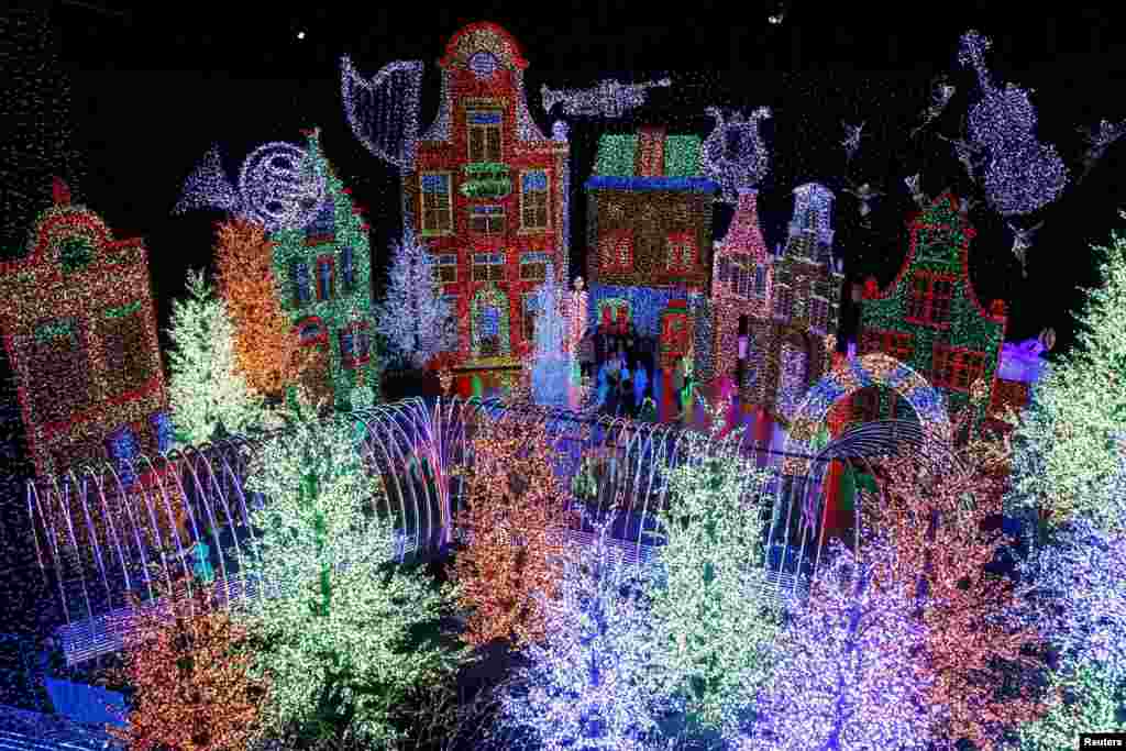 جلوه چراغ&zwnj;های کریسمس، با بیش از هشتصد هزار لامپ ، در پارک تفریحی Universal Studios در سنگاپور.