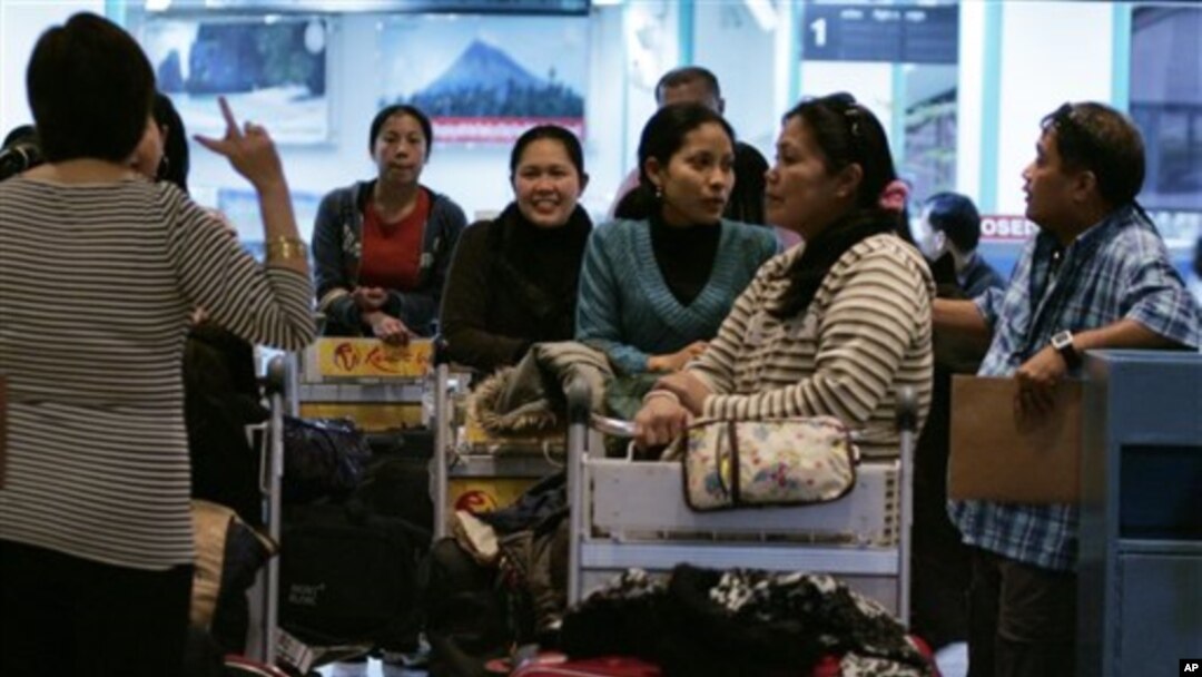 Pekerja migran Filipina di bandara internasional Manila (foto: dok). Pemerintah Filipina mengatakan total ada lebih dari 85 ribu pekerja migran Filipina bekerja di Taiwan. 