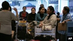 Rombongan pekerja Filipina tiba di bandara Internasional Manila dari Suriah (Foto: dok).