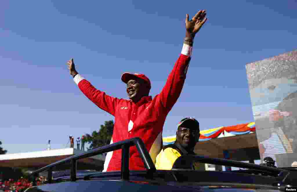 Naibu waziri mkuu Uhuru Kenyata na mgombea mwenza wake William Ruto wawasili kwenye uwanja wa Uhuru kwa kampeni ya mwisho ya uchaguzi wa 2013