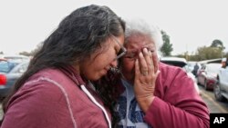 在俄克拉荷马州塔夫特，黛丝·哈乔获释后拥抱外祖母萨利·泰勒。(2019年11月4日)