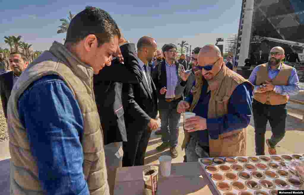 Egyptian volunteers helped the stewards in preparing the coffee cups. (H. Elrasam/VOA)