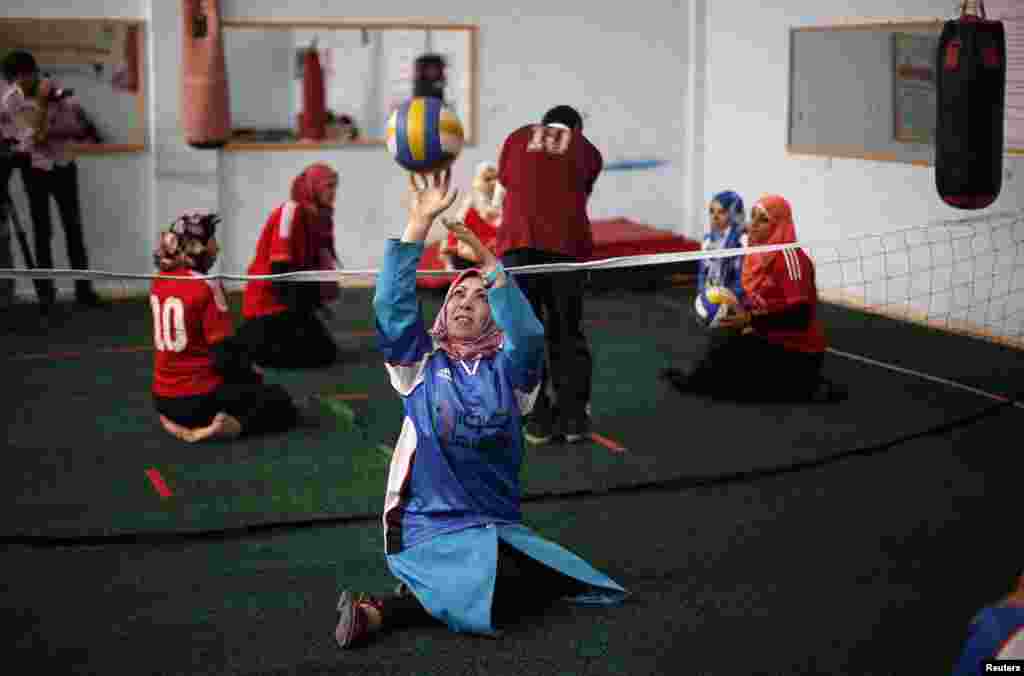 کھلاڑی اپنی پریکٹس میں مشغول ہیں۔