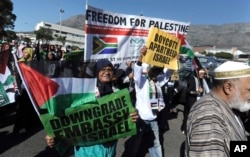 Protesters take part in a march to parliament in Cape Town, South Africa, May 15, 2018, to protest against the use of deadly force by Israeli troops against Palestinians at the Gaza border on Monday.