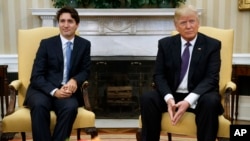 Presiden AS Donald Trump saat menerima kunjungan PM Kanada Justin Trudeau di Gedung Putih, 13 Februari 2017 lalu (foto: dok). 