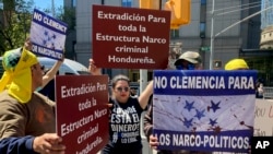 ARCHIVO - Manifestantes protestan frente al tribunal federal de Manhattan contra el expresidente hondureño Juan Orlando Hernández, quien se declaró inocente de haber recibido millones de dólares para apoyar el tráfico de drogas. El 10 de mayo de 2022, en Nueva York.