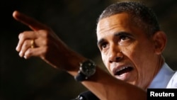 Presiden AS Barack Obama berbicara di pabrik mobil di Kansas City, Missouri (20/9). (Reuters/Larry Downing)