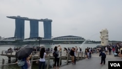 지난 11일 김정은 북한 국무위원장이 깜짝 방문한 싱가포르의 마리나 베이샌즈 호텔 앞 머라이언 파크가 관광객들로 붐비고 있다.