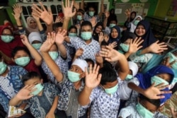 Para pelajar berkebutuhan khusus menggunakan masker di sekolah mereka di Lhokseumawe, Aceh, setelah Indonesia mengkonfirmasi kasus pertama virus corona (Covid-19), 6 Maret 2020. (Foto: Antara via Reuters)