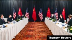 Las delegaciones diplomáticas de alto nivel de EE. UU. y China en la apertura de sus primeras conversaciones de la administración Biden en Anchorage, Alaska. Marzo 18 de 2021.