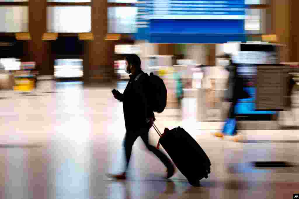 نمایی از فرودگاه تقریبا خالی شهر فیلادلفیا. معمولا آمریکایی‌ها به خاطر تعطیلی روز شکرگذاری، بیشترین سفر را دارند اما امسال به خاطر کرونا هشدار داده شده تا حد امکان مردم کمتر سفر کنند. 