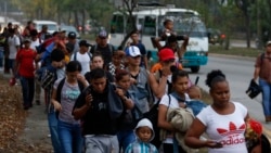 La Cour suprême autorise Trump à maintenir les demandeurs d'asile au Mexique