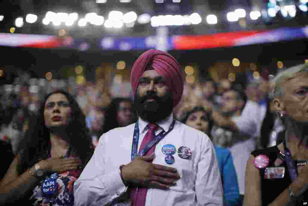 Mjumbe wa California Gurjatinder Randhawa akiweka mkono kifuani wakati wa wimbo wa taifa kufungua mkutano mkuu mjini Philadelphia, Julai 25, 2016.