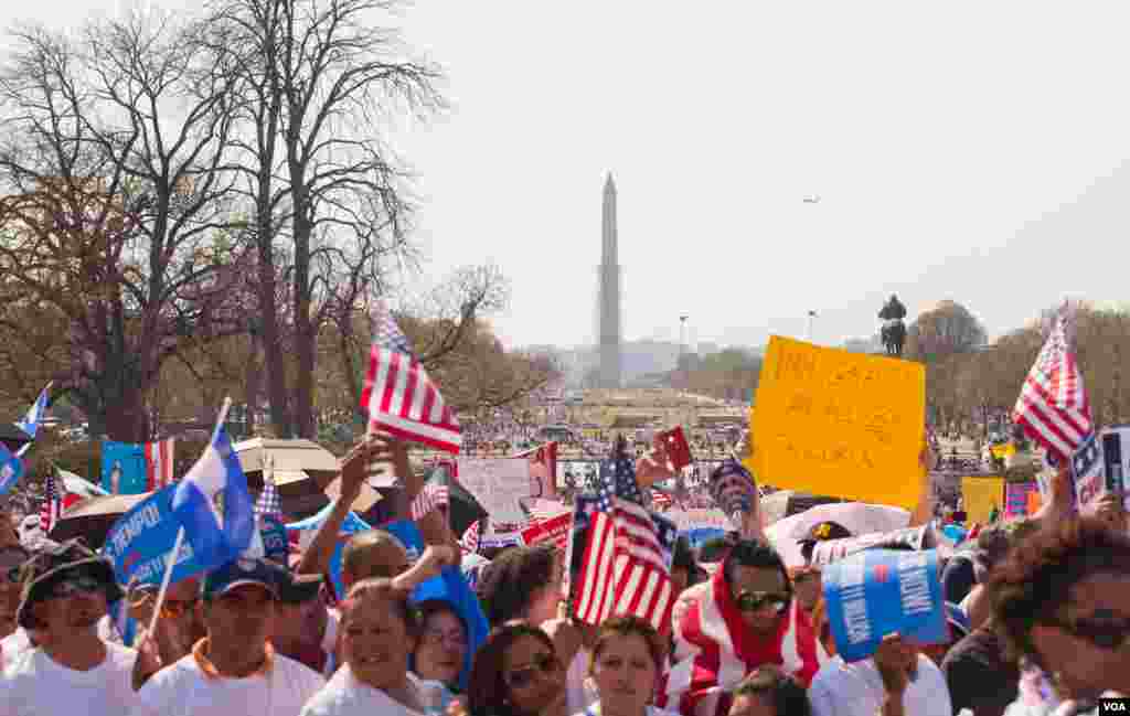 Một đám đông đứng trước tòa nhà trụ sở Quốc hội ở thủ đô Washington trong buổi biểu tình &quot;Rally for Citizenship&quot; kêu gọi cải tổ di trú, 10 tháng 4, 2013. (VOA/Alison Klein )