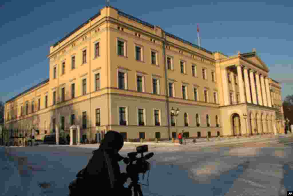 采访诺贝尔和平奖颁奖典礼的美国之音中文部记者在奥斯陆挪威王宫前摄影(2010年报2月).这年的得奖人是被中国政府关押的异议人士刘晓波.