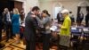 وندی شرمن، معاون وزیرامور خارجه آمریکا (راست)، سوزان رایس و یوسی کوهن (چپ)، در جلسه روز پنجشنبه در واشنگتن