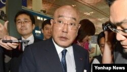 북한을 방문했던 일본의 이지마 이사오 특명 담당 내각관방 참여(총리 자문역)가 18일 베이징 국제공항에서 일본으로 출국하고 있다. 