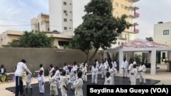 Les enfants font du Taekwondo à "Empire des enfants", à Dakar, le 24 décembre 2018. (VOA/Seydina Aba Gueye)