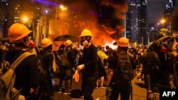 Demonstranti stoje pored zapaljenih barikada u Hong Kongu, 31. avgust 2019