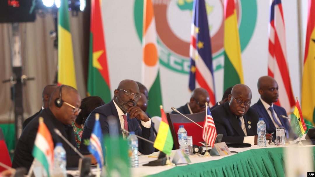 Presiden Liberia George Weah (kedua dari kiri) dan Presiden Ghana Nana Akufo-Addo (kedua dari kanan) tampak hadir pada KTT Komunitas Ekonomi Negara-negara Afrika Barat atau ECOWAS ke-64 di Abuja Minggu 10 Desember 2023.