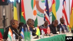 Presiden Liberia George Weah (kedua dari kiri) dan Presiden Ghana Nana Akufo-Addo (kedua dari kanan) tampak hadir pada KTT Komunitas Ekonomi Negara-negara Afrika Barat atau ECOWAS ke-64 di Abuja Minggu 10 Desember 2023.