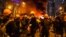 Demonstranti stoje pored zapaljenih barikada u Hong Kongu, 31. avgust 2019