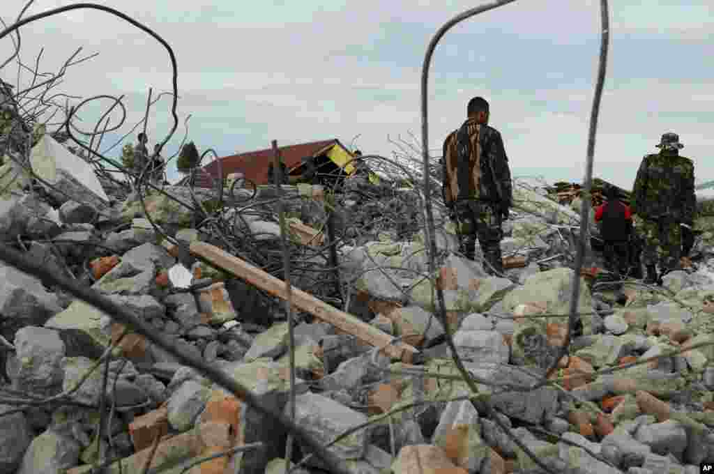 Petugas penyelamat mencari korban menyusul gempa bumi di Ketol, Aceh Tengah (3/7).