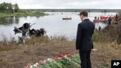 ປະທານາທິບໍດີຣັດເຊຍ ທ່ານ Dmitry Medvedev ຢືນໄວ້ອາໄລ ໃຫ້ແກ່ພວກເຄາະຮ້າຍ ທີ່ເສຍຊີວິດຍ້ອນ ເຮືອບິນຕົກທີ່ແຄມແມ່ນໍ້າ Volga ໃກ້ໆເມືອງ Yaroslavl ຫ່າງຈາກກຸງມົສກູ ໄປທາງກໍ້າຕາເວັນອອກສຽງເໜືອ ປະມານ 240 ຫຼັກກິໂລແມັດ (8 ກັນຍາ 2011)