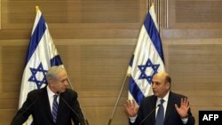 Прем’єр-міністр Беньямін Нетаньягу і лідер партії Кадіма Шауль Мофас виступають на прес-конференції в Єрусалимі 8-го травня.