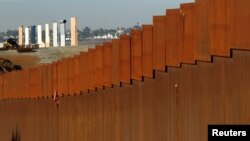 지난 1월 멕시코 티후아나 국경에 세워진 장벽 너머로 또 다른 장벽 시제품이 보인다. 