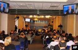 Ο Γερουσιαστής Paul Sarbanes προσέρχεται στο Μπρούκινς για την ομιλία Χριστόφια.