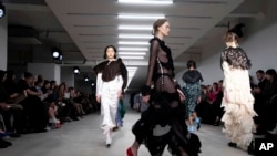 Des mannequins défilent lors de la Semaine de la mode à Londres, le vendredi 14 février 2020. (Grant Pollard/Invision/AP)