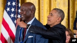 2016年11月22日，美国总统奥巴马为前NBA篮球运动员迈克尔·乔丹戴上自由勋章