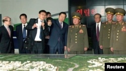 朝鮮特使崔龍海(右四)）2013年5月23日星期四參觀北京的經濟技術開發區。