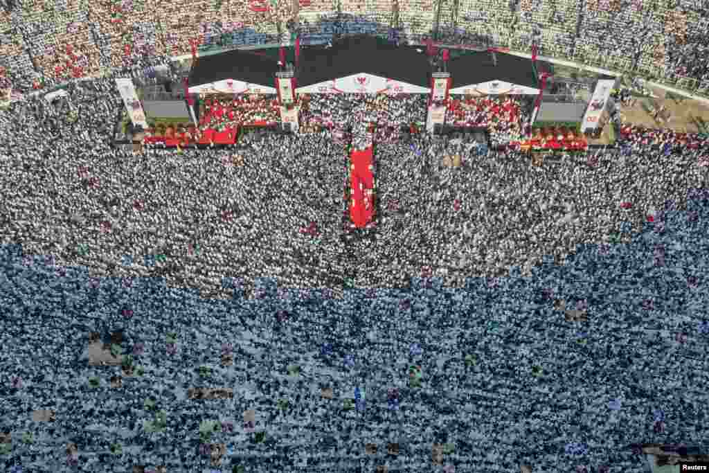 An aerial view of a campaign rally of Indonesia&#39;s presidential candidate Prabowo Subianto and his running mate Sandiaga Uno at Gelora Bung Karno Main Stadium in Jakarta in this photo taken by Antara Foto.