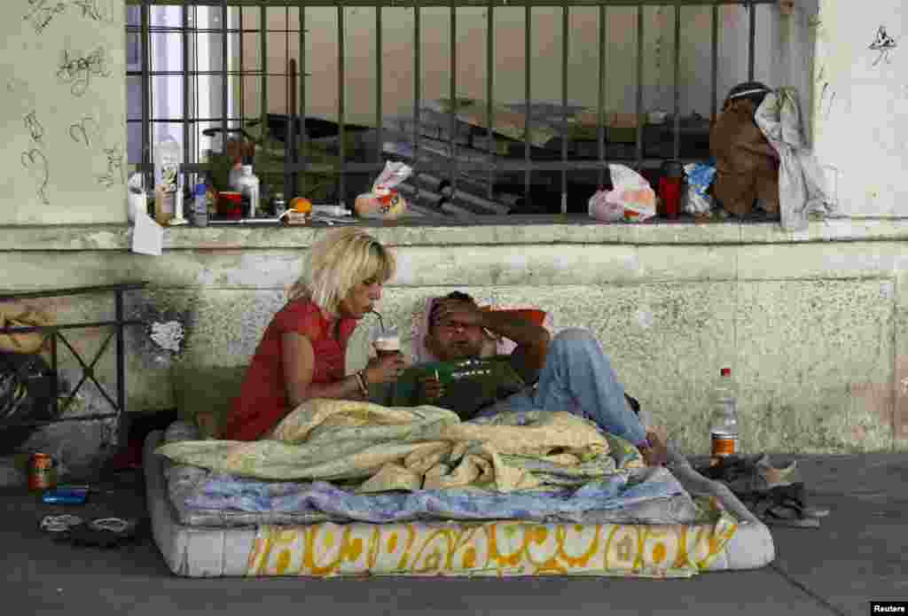 چار سال قبل یونان میں قرضوں کے بحران کے باعث لاکھوں لوگ اپنی نوکریوں سے ہاتھ دھو بیٹھے اور نہ صرف بے روزگاری بلکہ بے گھر افراد کی تعداد میں بھی قابل ذکر اضافہ ہوا۔