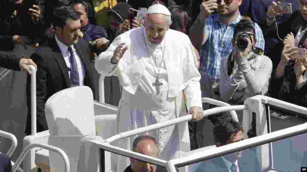Le pape François dans sa voiture salue la foule au Vatican, le 16 avril 2017.