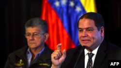 El diputado Luis Florido (D), habla durante una conferencia de prensa en la Asamblea Nacional de Venezuela. Foto de archivo.