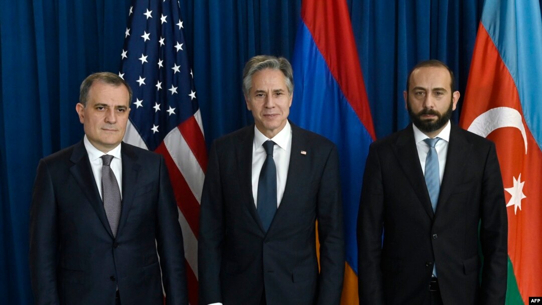 ABD Dışişleri Bakanı Antony Blinken (ortada), Ermenistan Dışişleri Bakanı Ararat Mirzoyan (sağda) ve Azerbaycan Dışişleri Bakanı Ceyhun Bayramov (solda). 29 Haziran 2023. 