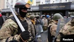 Demonstran anti-pemerintah melakukan aksi di depan Kantor Kejaksaan Agung menuntut pembebasan demontran di Kyiv, Ukraina (14/2). 