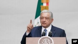 ARCHIVO - El presidente de México, Andrés Manuel López Obrador, habla durante un mitin que conmemora su quinto aniversario en el cargo, en el Zócalo de la Ciudad de México, el 1 de julio de 2023.