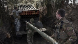 Anggota Brigade Jaeger ke-68 Ukraina memasang roket ke sistem BM-21 Grad di dekat Pokrovsk, Donetsk, 14 Februari 2025. (Foto: Reuters)