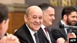 Le ministre français des Affaires étrangères Jean-Yves Le Drian assiste à une réunion avec son homologue algérien à Alger le 12 mars 2020.