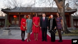 La primera dama Michelle Obama acompañada de sus hijas Malia (derecha), Sasha (izquierda), su madre Marian Robinson y el presidente chino Xi Jinping y su esposa, Peng Liyuan, en la casa de huéspedes Diayoutai en Beijing.
