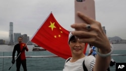 在香港的中國支持者展示中國國旗並自拍。（2019年8月17日）