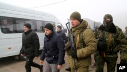 Ukrajinci, ratni zarobljenici u pratnji vojnika, proruskih separatista, na putu ka punktu Horlivka gde je izvršen razmena zatvorenika. 