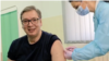Aleksandar Vučić, predsednik Srbije, primio je vakcinu kineskog proizvođača Sinofarm protiv koronavirusa u mestu Rudna Glava, Srbija, 6. aprila 2021. (Foto: Instragram profil predsednika Srbije, skrinšot)