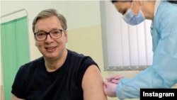 Aleksandar Vučić, predsednik Srbije, primio je vakcinu kineskog proizvođača Sinofarm protiv koronavirusa u mestu Rudna Glava, Srbija, 6. aprila 2021. (Foto: Instragram profil predsednika Srbije, skrinšot)