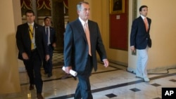 El presidente de la Cámara de Representantes, John Boehner, recorre los pasillos del Capitolio.