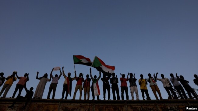 Sudanese protesters attend a demonstration in front of the defense ministry compound in Khartoum, May 6, 2019. 